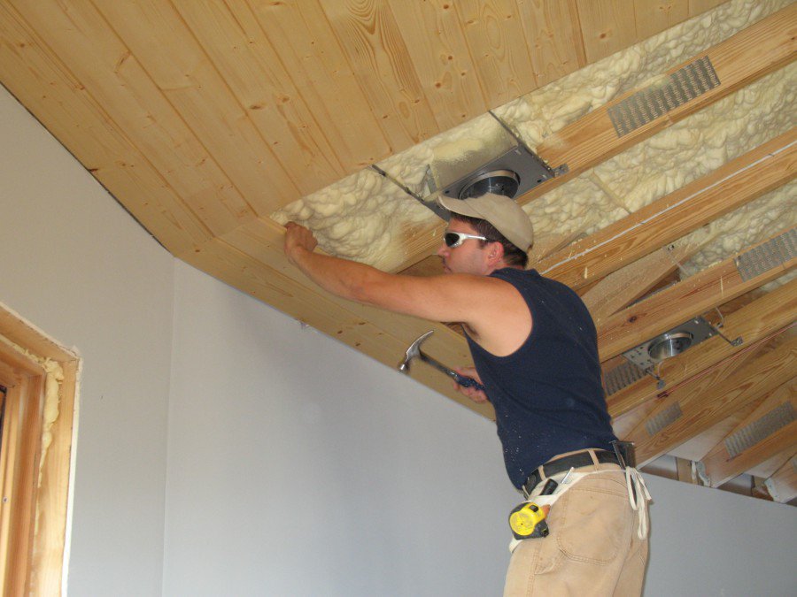 deltec-homes-construction-ceiling-insulation_5327873135_o-e1450733132192